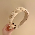 Gros plan sur le serre-tête tressé bicolore crème et kaki avec texture de tissu détaillée - Beige et Blanc / Beige