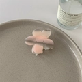 Dettaglio di una molletta per capelli a fiore traslucido con sfumature rosa tenue - Rosa Multicolore