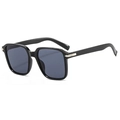 Occhiali da sole quadrati neri da uomo con lenti grigio scuro e dettagli in metallo - Occhiali da sole / Nero Lucido Grigio (C01)