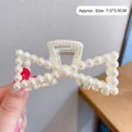 Détail de la pince à cheveux élégante en perles avec ressort métallique robuste 7x3,5 cm - Pince à Cheveux Noeud Perle Blanc