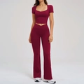 Bordeauxrode yogaset voor dames met crop top en uitlopende broek met gekruiste taille - S / Kersenrood