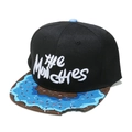 Detailweergave van zwarte snapback pet met donutpatroon op de klep en hap uit de rand - M (56-58cm) / Blauwe Rand (BQMZ790-1)