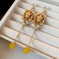 Dettaglio di orecchini pendenti vintage dorati con rilievo floreale e perle eleganti - 22# Perno in Argento Oro Giallo
