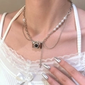 Detail van zilveren gelaagde ketting met camera hanger en parels op wit kanten top - Vintage Camera Kunstparel Gelaagde Halsketting (8187)
