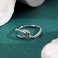 Makroaufnahme der silbernen Schlangenring mit Zirkonia-Besatz und Schuppentextur - Silber (Weiß K 9434)