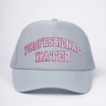Dettaglio del cappello trucker grigio con ricamo rosa Professional Hater e rete retro - Grigio
