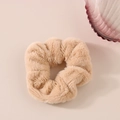 Dettaglio dell'elastico per capelli in peluche beige con morbida finta pelliccia e elastico - Kaki