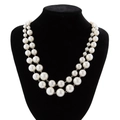 Dettaglio di collana di perle a due strati su manichino di velluto nero con finitura elegante - Bianco Argento