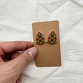 Vue détaillée des boucles d'oreilles sapin de Noël en acrylique à carreaux rouges et verts - Boucles d'oreilles clous / Carreaux Rouge et Vert