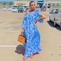 Blau-weiß geblümtes Maxikleid mit Off-Shoulder-Design für den sommerlichen Stil - S / Blau