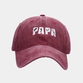 Détail de la broderie PAPA avec motifs de pêche sur casquette en coton délavé - Bordeaux