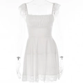 Elegante witte korte jurk met vierkante hals en delicate lange mouwen van kant - S / Wit