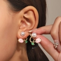 Frische Perlenstecker mit rosa Emaille-Tulpenblüten-Anhängern am weiblichen Ohr - Tulpenperle Rosa (K-576) / 14K Gold Rosa