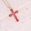 Collana a croce dorata con sei grandi pietre ovali rosse e accenti di zirconi rosa - Rosso
