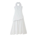 Detail eines weißen schulterfreien Midikleids mit asymmetrischen Stufen und Neckholder - S / Weiß
