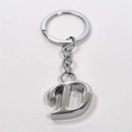 Portachiavi con lettera D in metallo lucido argento con anello su sfondo bianco - Lettera D / Argento