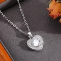 Dettaglio della collana con pendente a cuore e zirconi bianchi su vassoio grigio - Stile Cuore Pavé con Zirconia Principale Argento (T026)