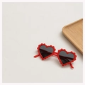 Gafas de sol rojas de corazón para niños con bordes festoneados en bandeja de madera - Rojo (Lente Gris)