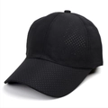 Detail der lasergeschnittenen Belüftungslöcher an schwarzer Sport-Baseballkappe - Schwarz