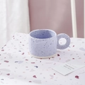 Tazza in ceramica viola con macchie nere e manico rotondo su tavolo in terrazzo - Tazza con manico tondo / Viola