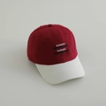 Dettaglio ricamo Lucky Whatever su cappellino da baseball bicolore in cotone bordeaux e bianco - 54cm (3-8 anni) / Borgogna