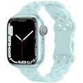 Detalle de la correa de silicona verde menta con recortes y funda mate para Apple Watch - 38/40/41/42mm / verde claro