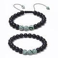 Detail von 8mm matten schwarzen Perlenarmbändern mit grünen Malachit-Akzenten und Kordelzug - Grün-Weiß Gestreifter Stil (Malachite-02)