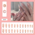 Détail d'ongles adhésifs dégradés roses avec feuilles d'or, paillettes et strass - Strass Carré Brillant (Z247)