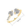 Anello dorato scintillante con pietre in zirconite a forma di cuore su fondo bianco - Aperto Regolabile / Oro (NR227)