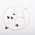Detail van zwarte vlinder sieradenset inclusief ketting, oorbellen en ring op wit - Zwart 4-delige set
