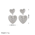 Dettaglio orecchini a cuore in argento con trama stropicciata e misure delle dimensioni - Orecchini color acciaio