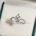 Elegant silver ring with square green zircon, pendant detail and pave diamonds - Square Green Gemstone and Round Pendant Style (白金色27)