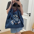 Borsa tote Ball Chain blu scuro ricamata con motivo a cavallo e manici in corda intrecciata - M / Ricamo di Cavallo Blu Navy