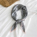 Foulard quadrato plissettato grigio con triangoli neri e dettagli bordo rosa - Motivo a Cuore Grigio