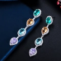 Longues boucles d'oreilles pendantes en cristal avec pierres multicolores et base argentée - Argenté