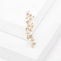 Elegante broche de rama de ciruelo dorada con flores blancas sobre soporte geométrico - Dorado