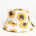 Gros plan du chapeau bob à imprimé tournesol avec coutures de bord et texture en toile - M (56-58cm) / Blanc