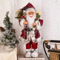 Detailaufnahme der Weihnachtsmann-Puppe mit Pelzbesatz, Geschenktüte und Holzskiern - Rot-Schwarz-Karo-Stil