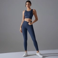 Detail von hoch tailliertem dunkelblauem Yoga-Set mit Racerback-Top und Leggings - S / Marineblau