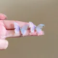 Détail de boucles d'oreilles papillon avec des ailes translucides violettes et bleues - Papillon Bleu Violet Irisé (15#)