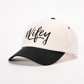 Berretto da baseball bicolore classico con ricamo Wifey, corona crema e visiera nera curva - Crema/Nero