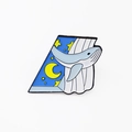 Emaille-Anstecknadel mit blauem Wal, der aus einem Buch in den Sternenhimmel springt - Wal springt aus dem Buch (CC754)