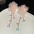 Orecchini a fiore in tulle rosa con perle bianche e nappe di cristallo iridescenti - Orecchini con Nappine di Perle e Fiori in Rete Rosa (Perno in Argento 925) / Rosa