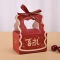 Dettaglio della scatola rossa per confetti con fiocco e testo dorato Gioia e Amore - 10x6.5x6.2cm / Rosso Vino / Regalo di Felicità