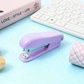 Mini agrafeuse violet pastel pour bureau et étudiants sur fond bleu doux - Agrafeuse Violet Lavande
