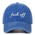 Gros plan détaillé de la broderie blanche sur la casquette en denim bleu délavé - Bleu clair