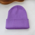 Vue détaillée de la texture du bonnet en tricot violet et tissu élastique pour l'hiver - Violet