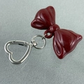 Llavero creativo de lazo acrílico rojo con un cierre de corazón plateado para bolsos - Estilo Lazo Rojo Oscuro (款4)