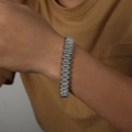 Elegante pulsera de cadena plateada con diseño minimalista de eslabones en la muñeca - 12mm de Ancho / Plateado