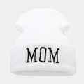 Dettaglio del ricamo MOM su un berretto in maglia bianca con trama di lana definita - MOM / Bianco